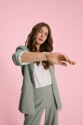 Marynarka z dodatkiem lnu oliwkowa. Zielone marynarki i żakiety damskie MOODO, bez wzorów, ze lnu, bez kołnierzyka, bez ramiączek. Za 199.99 zł.