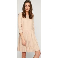 Answear - Sukienka. Czarne sukienki damskie ANSWEAR, na co dzień, l, bez wzorów, z bawełny, casualowe, bez kołnierzyka, bez ramiączek, mini, oversize. Za 119.90 zł.
