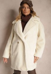 Jasnobeżowy Dwurzędowy Płaszcz Futrzany o Długim Kroju Typu Teddy Malwika. Brązowe płaszcze damskie Renee, l, z aplikacjami, z dzianiny, eleganckie, bez kołnierzyka, bez kaptura. Za 159.99 zł.
