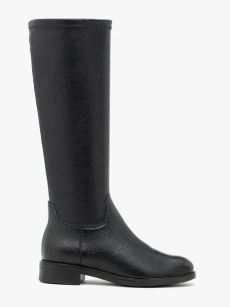 Czarne kozaki z szeroką elastyczną cholewką. Czarne kozaki damskie Ryłko, bez wzorów, ze skóry, bez obcasa, na płaskiej podeszwie, bez zapięcia. Za 499.99 zł.