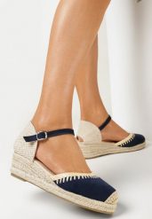 Granatowe Sandały na Plecionej Koturnie Septi. Niebieskie sandały damskie Born2be, bez wzorów, bez obcasa, na koturnie, bez zapięcia. Za 59.99 zł.