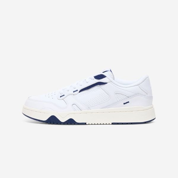 Buty sportowe męskie CJ80. Białe buty sportowe męskie Decathlon, bez wzorów, z gumy, bez zapięcia, trekkingowe. Za 199.99 zł.