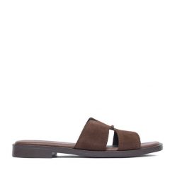 Klapki Lasocki. Brązowe klapki damskie Lasocki, bez wzorów, bez obcasa, bez zapięcia. Za 139.99 zł.