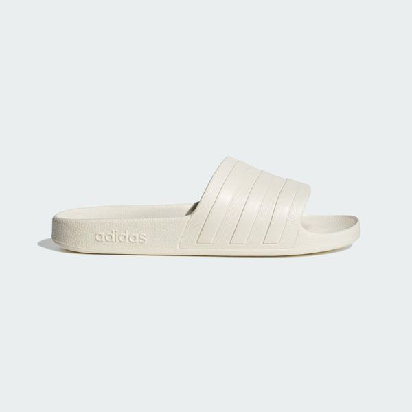 Klapki adilette Aqua. Białe klapki damskie Adidas, bez wzorów, eleganckie, bez obcasa, bez zapięcia. Za 99.95 zł.
