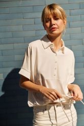 Bluza z kołnierzykiem i krótkimi rękawami beżowa. Brązowe bluzy damskie MOODO, l, bez wzorów, z bawełny, bez ramiączek, bez kaptura. Za 99.99 zł.
