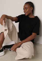 Czarny T-shirt z Bawełny Typu Oversize Nedika. Czarne t-shirty damskie Born2be, m, bez wzorów, z bawełny, klasyczne, bez kołnierzyka, bez ramiączek. Za 39.99 zł.