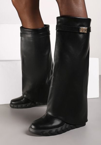 Czarne Kozaki z Cholewką Imitującą Nogawkę z Ozdobną Klamrą Ellinara. Czarne kozaki damskie Born2be, z aplikacjami, bez obcasa, na koturnie, bez zapięcia. Za 129.99 zł.