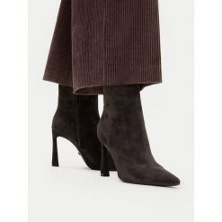 Botki GINO ROSSI. Brązowe botki damskie Gino Rossi, bez wzorów, bez obcasa, na słupku, bez zapięcia. Za 479.99 zł.