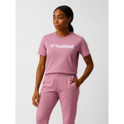 Koszulka damska Hummel Mover. Fioletowe bluzki damskie Hummel, bez wzorów, casualowe, bez kołnierzyka, bez ramiączek. Za 116.00 zł.