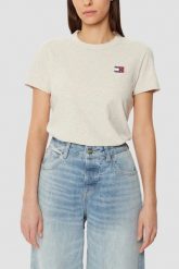 TOMMY JEANS Beżowy damski t-shirt z małym logo. Brązowe t-shirty damskie Tommy Jeans, s, bez wzorów, z jeansu, bez kołnierzyka, bez ramiączek. W wyprzedaży za 143.99 zł.