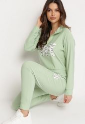 Jasnozielony Komplet Ozdobiony Napisem z Nadrukiem Bluza i Spodnie Junivea. Zielone bluzy damskie Born2be, l, bez wzorów, bez ramiączek, bez kaptura. Za 79.99 zł.