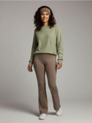 Sweter w strukturalny wzór z wiskozą - zielony. Zielone swetry nierozpinane damskie Sinsay, l, bez wzorów, z wiskozy, bez kołnierzyka, bez ramiączek. Za 39.99 zł.