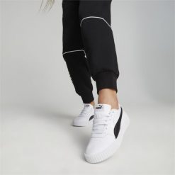 Buty damskie trampki sportowe Puma CARINA 2.0. Białe trampki i tenisówki damskie Puma, bez wzorów, z gumy, bez zapięcia. Za 179.00 zł.