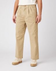 MĘSKIE SPODNIE MATERIAŁOWE WRANGLER CASEY PLEATED CHINO SADDLE W15L50327 112141177. Eleganckie spodnie męskie Wrangler, bez wzorów, z materiału. Za 199.99 zł.