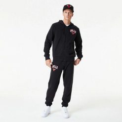 Bluza z kapturem Chicago Bulls Essentials. Czarne bluzy sportowe męskie New Era, m, bez wzorów, z kapturem, do koszykówki. W wyprzedaży za 268.05 zł.