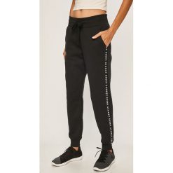 Under Armour - Spodnie. Czarne spodnie dresowe damskie Under Armour, bez wzorów, z bawełny. Za 229.90 zł.