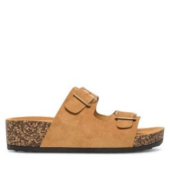 Klapki Clara Barson. Brązowe klapki damskie Clara Barson, bez wzorów, bez obcasa, bez zapięcia. Za 79.99 zł.