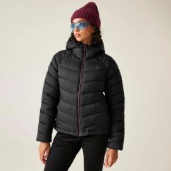 Damska kurtka z kapturem Dare 2B Torrek. Czarne kurtki sportowe damskie Dare 2B, m, bez wzorów, z materiału, bez ramiączek, z kapturem, trekkingowe. Za 345.00 zł.