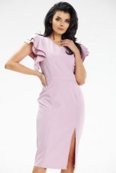 Elegancka sukienka ołówkowa dekolt V i falbanki na ramionach róż. Czerwone sukienki damskie Awama, l, bez wzorów, eleganckie, bez kołnierzyka, bez ramiączek, ołówkowe. Za 309.00 zł.
