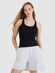 4F Top slim gładki damski - czarny S. Czarne topy damskie 4F, s, bez wzorów, z bawełny, klasyczne, bez kołnierzyka, bez ramiączek. Za 39.99 zł.