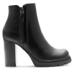 Botki Clara Barson. Czarne botki damskie Clara Barson, bez wzorów, bez obcasa, na słupku, bez zapięcia. Za 169.99 zł.