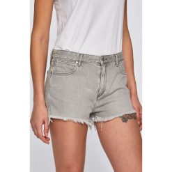 Wrangler - Szorty. Szare szorty damskie Wrangler, bez wzorów, z bawełny, casualowe, z podwyższonym stanem. W wyprzedaży za 99.90 zł.