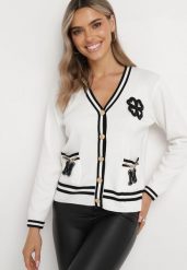 Biały Sweter Kardigan na Biżuteryjne Guziki z Naszywkami Reaksmey. Białe kardigany damskie Born2be, z aplikacjami, z tkaniny, bez kołnierzyka. Za 159.99 zł.