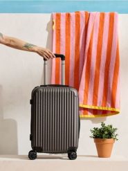 Twarda walizka podróżna na kółkach - srebrny. Szare walizki męskie Sinsay, bez wzorów, małe. Za 129.99 zł.