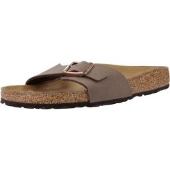 Klapki damskie Birkenstock 040093. Brązowe klapki damskie Birkenstock, bez wzorów, z materiału, klasyczne, z otwartym noskiem, bez obcasa, bez zapięcia. Za 380.66 zł.