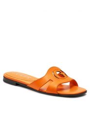 Guess Klapki FLGCIA LEA19 Pomarańczowy. Brązowe klapki damskie Guess, z aplikacjami, ze skóry, bez obcasa, bez zapięcia. Za 349.99 zł.