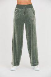 JUICY COUTURE Zielone spodnie Bexley Velour Track Pants. Zielone spodnie dresowe damskie Juicy Couture, bez wzorów, z dresówki. W wyprzedaży za 319.99 zł.