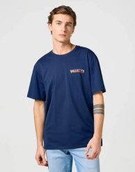 MESKA KOSZULKA WRANGLER BIG GRAPHIC TEE NAVY 112362808. Niebieskie t-shirty męskie Wrangler, m, bez wzorów, bez kołnierzyka, bez ramiączek. Za 79.99 zł.