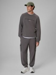 4F Spodnie dresowe cargo męskie - szare XL. Szare spodnie materiałowe męskie 4F, z aplikacjami, z dresówki. Za 229.99 zł.