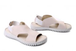 Manitu 910326-81 offhwhite, sandały damskie. Białe sandały damskie Manitu, bez wzorów, ze skóry, bez obcasa, bez zapięcia. Za 269.90 zł.
