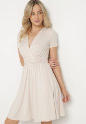 Jasnobeżowa Rozkloszowana Sukienka z Wiskozą o Kopertowym Kroju z Marszczeniem Adivas. Brązowe sukienki damskie Born2be, na co dzień, l, bez wzorów, z wiskozy, eleganckie, bez kołnierzyka, bez ramiączek, mini, kopertowe. Za 119.99 zł.