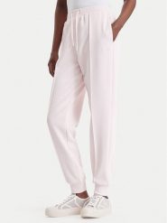 Guess Spodnie dresowe V6BB17 K6344 Różowy jasny Regular Fit. Czerwone spodnie dresowe damskie Guess, z aplikacjami, z dresówki. Za 344.99 zł.