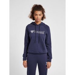 Damska bluza z kapturem Hummel Noni 2.0. Niebieskie bluzy damskie Hummel, s, bez wzorów, z bawełny, sportowe, bez ramiączek, z kapturem. Za 200.50 zł.