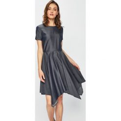 Trussardi Jeans - Sukienka. Niebieskie sukienki damskie TRUSSARDI JEANS, na co dzień, bez wzorów, z jeansu, casualowe, z asymetrycznym kołnierzem, bez ramiączek, mini, asymetryczne. W wyprzedaży za 399.90 zł.