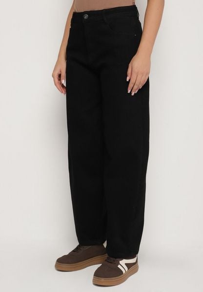 Czarne Jeansy o Kroju Slouchy z Regularnym Stanem Fesinasa. Czarne jeansy damskie Born2be, bez wzorów, z jeansu, klasyczne. Za 99.99 zł.