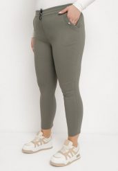 Ciemnozielone Spodnie z Nogawkami 7/8 i Kieszeniami Gavotta. Zielone spodnie materiałowe damskie Born2be, bez wzorów, z jeansu, eleganckie, plus size. Za 69.99 zł.