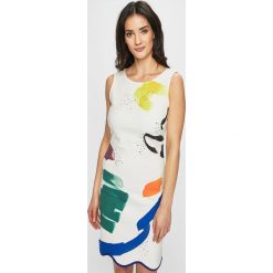 Desigual - Sukienka. Białe sukienki damskie Desigual, na co dzień, m, bez wzorów, z bawełny, casualowe, bez kołnierzyka, bez ramiączek, proste. W wyprzedaży za 249.90 zł.