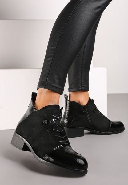 Czarne Płaskie Botki z Kontrastowymi Elementami i Sznurowaniem Lorian. Czarne botki damskie Born2be, bez wzorów, z jeansu, eleganckie, bez obcasa, na płaskiej podeszwie, bez zapięcia. Za 99.99 zł.