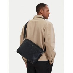 Torba na laptopa Calvin Klein. Czarne torby na laptopa damskie Calvin Klein, bez wzorów. Za 649.99 zł.