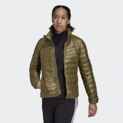 Damska kurtka puchowa adidas Varilite. Zielone kurtki sportowe damskie Adidas, m, bez wzorów, z materiału, bez ramiączek, bez kaptura, trekkingowe. Za 490.00 zł.