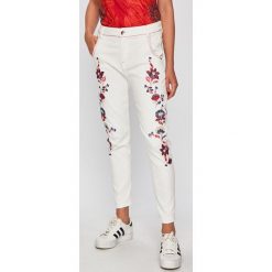 Desigual - Jeansy Larisa. Białe jeansy damskie Desigual, bez wzorów, z bawełny, z obniżonym stanem. W wyprzedaży za 239.90 zł.