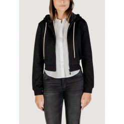Bluza Kobieta GUESS ACTIVE 3D PEONY ZIPPER HOODIE JACKET. Czarne bluzy damskie Guess Active, z aplikacjami, z tkaniny, bez ramiączek, bez kaptura. W wyprzedaży za 333.50 zł.