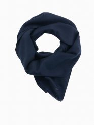 Monochromatyczny szalik męski z frędzlami – granatowy V2 OM-ACSF-0116 - uniwersalny. Niebieskie szaliki męskie Ombre Clothing, z aplikacjami, z bawełny. Za 71.99 zł.