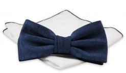 Granatowa Mucha z Białą Poszetką -CHATTIER- Męska, w Koła, Geometryczny Wzór, Jednokolorowa. Niebieskie krawaty i muchy Chattier, bez wzorów, eleganckie. Za 59.00 zł.