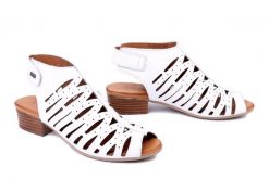 PIAZZA 910321-03 weiss, sandały damskie. Białe sandały damskie Piazza, w ażurowe wzory, ze skóry, bez obcasa, na obcasie, bez zapięcia. Za 299.90 zł.