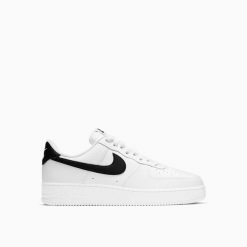 Buty sportowe damskie Nike Air Force 1. Białe obuwie sportowe damskie Nike, bez wzorów, bez zapięcia, do koszykówki, Nike Air Force. Za 509.00 zł.